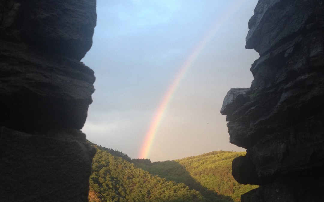 Regenbogen über Burg Reichenstein