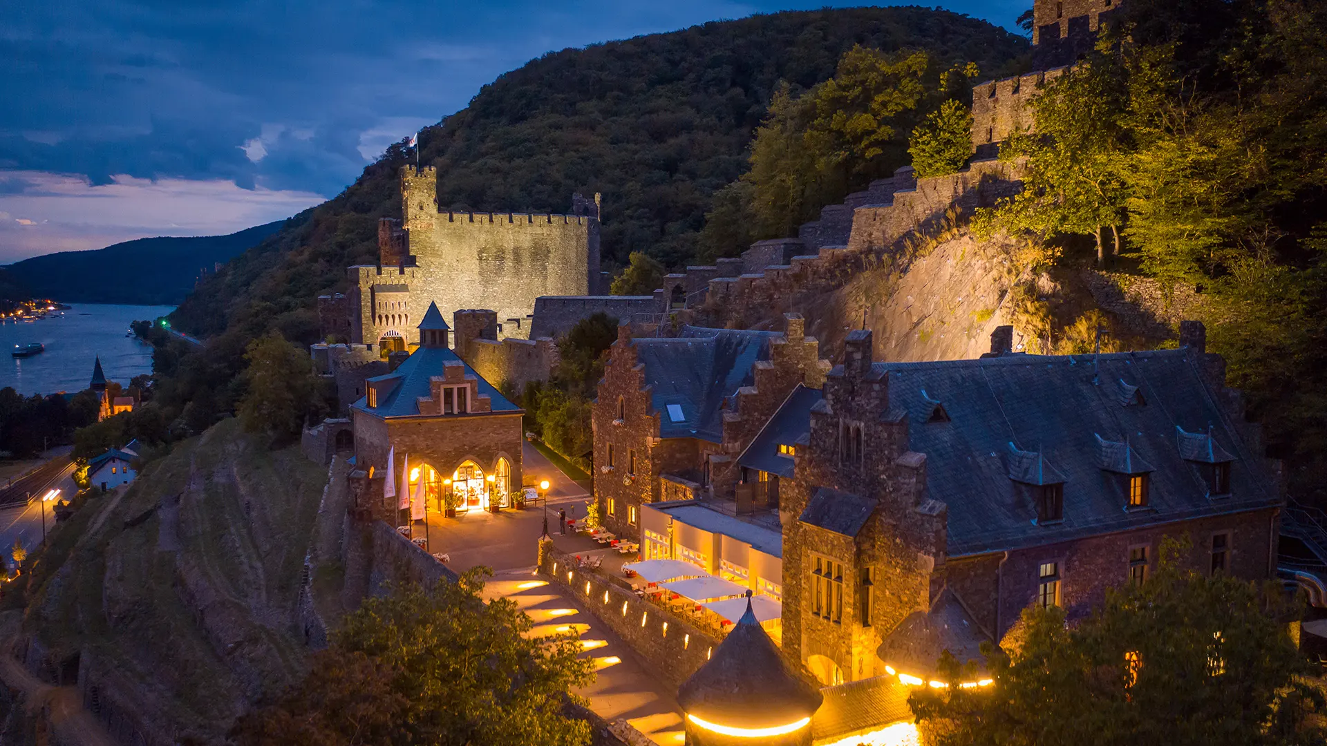 Burg Reichenstein Hotel bei Nacht